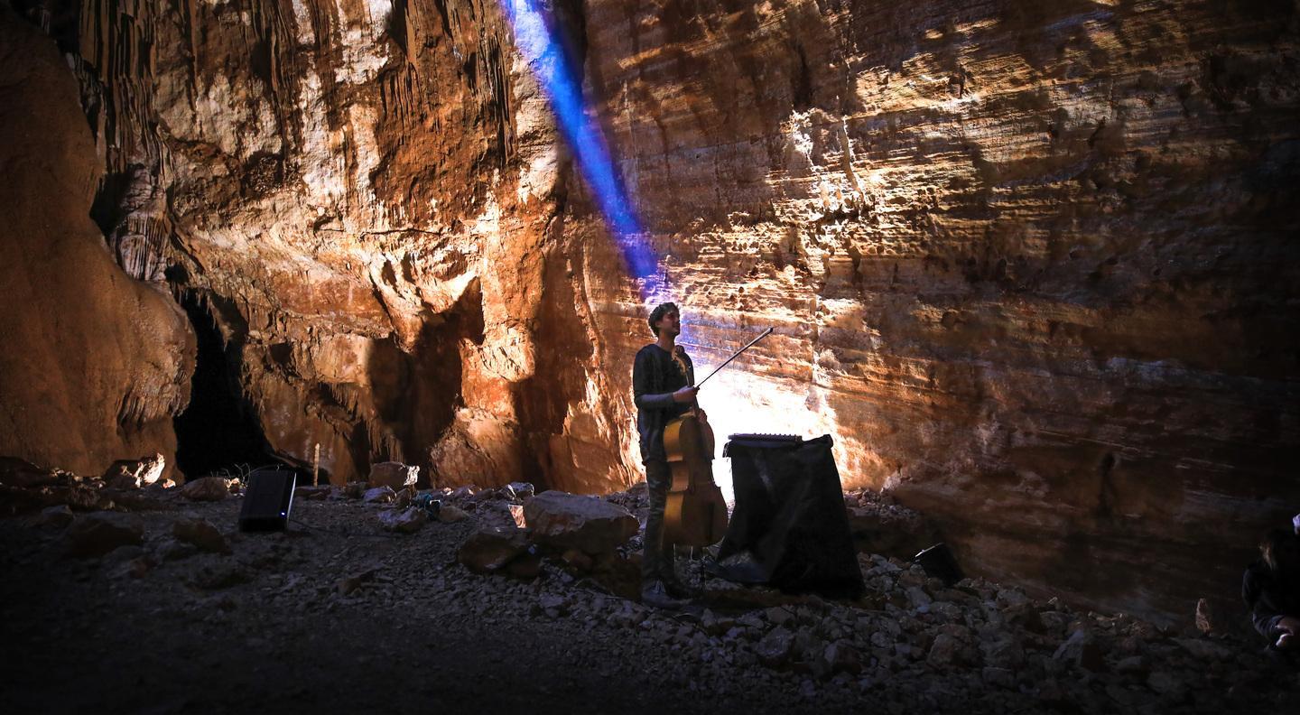 Luce e musica nella grotta