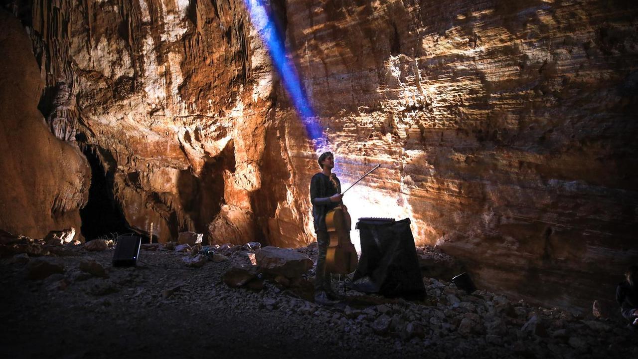 Luce e musica nella grotta
