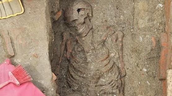 Trovato dagli archeologi lo scheletro di un adulto. La Pieve racconta ancora