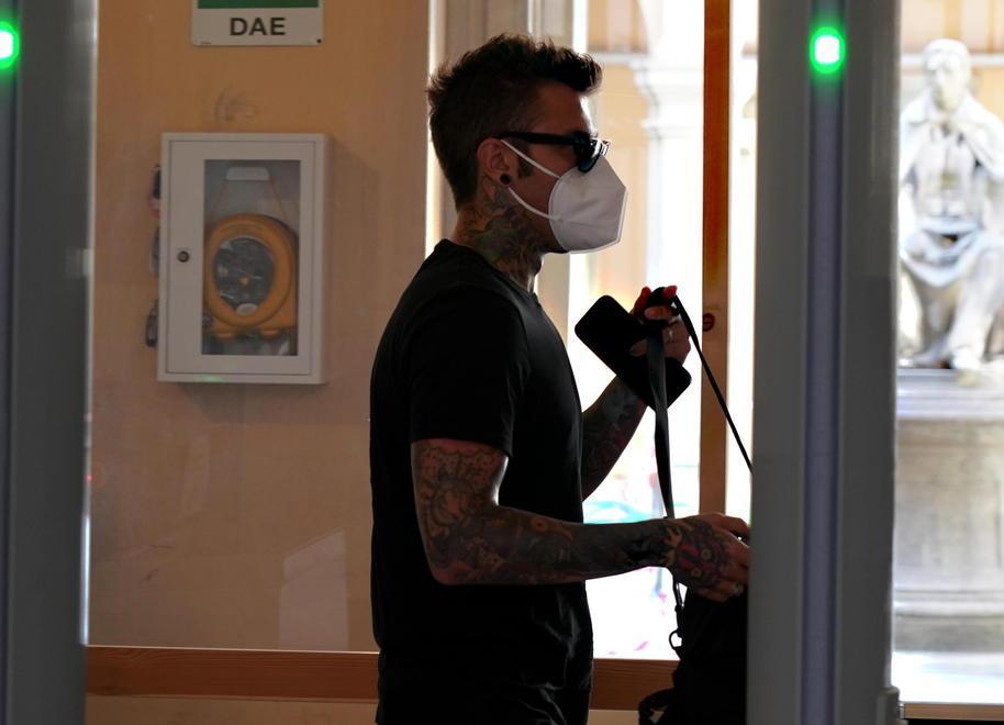 Fedez arriva in tribunale (foto Franco Silvi)