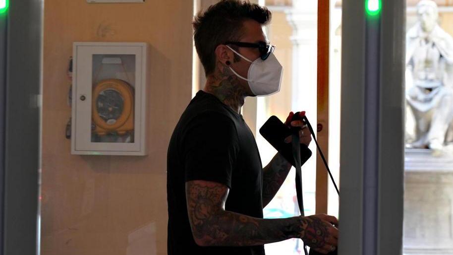 Fedez arriva in tribunale (foto Franco Silvi)