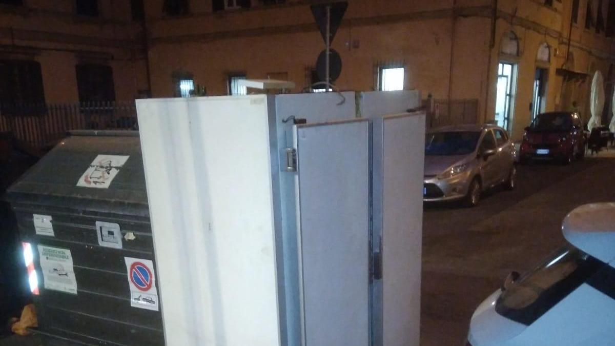 Il frigorifero industriale abbandonato