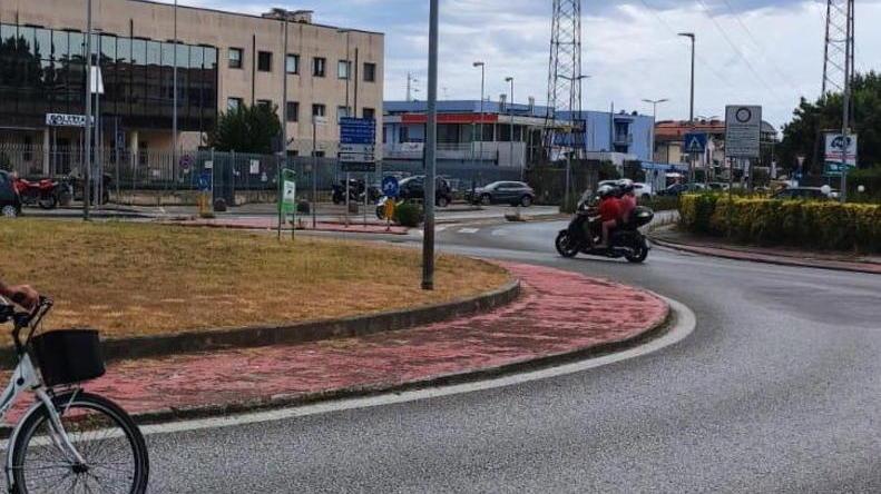 La rotonda tra via Fratelli Cervi e via Monte Matanna dov’è avvenuto l’incidente