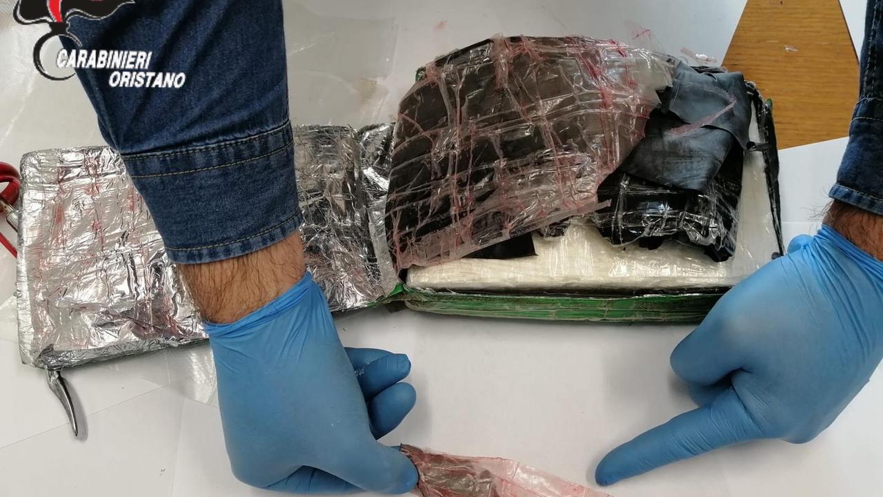 Lanciò oltre 8 chili di cocaina purissima dall'aereo: arrestato un istruttore pilota a Oristano 