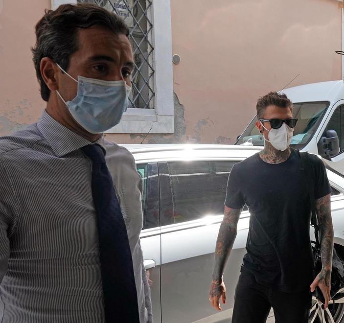 L'avvocato Gabriele Minniti (a sinistra) con il rapper Fedez all'ingresso del tribunale di via Falcone e Borsellino (foto Franco Silvi)