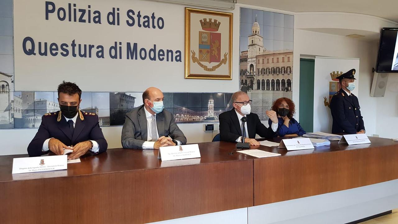 Modena, la "banda delle bancarotte": 10 arresti della polizia. Coinvolti un notaio, due avvocati e due commercialisti