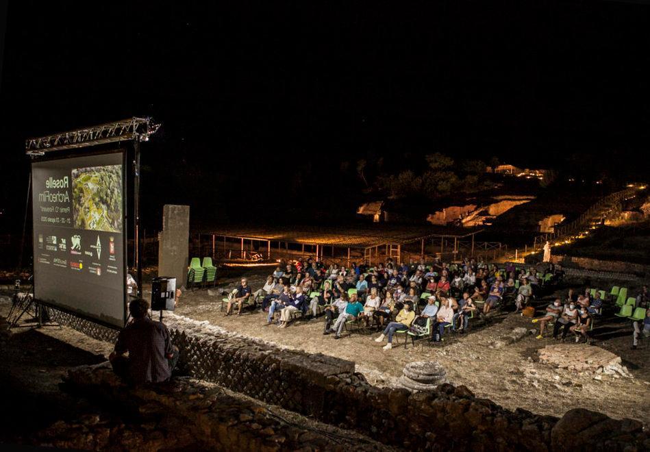 Il suggestivo scenario dell’area archeologica di Roselle durante una passata edizione dell’ArcheoFilm festival
