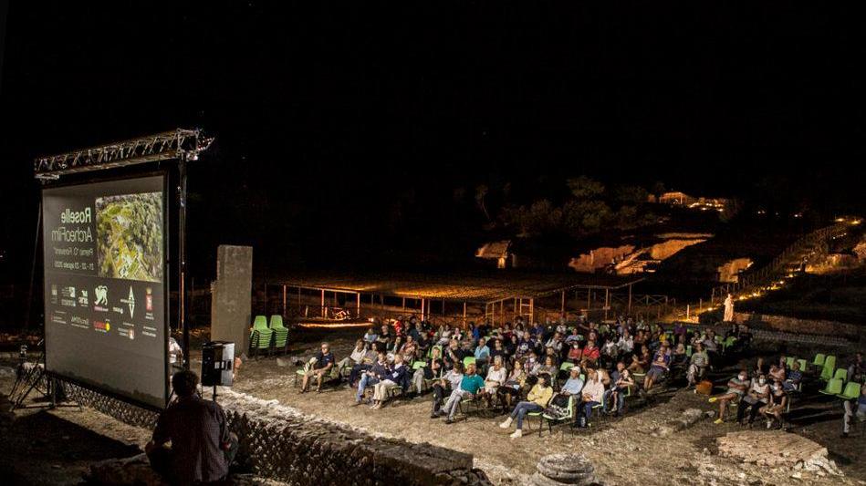 Il suggestivo scenario dell’area archeologica di Roselle durante una passata edizione dell’ArcheoFilm festival