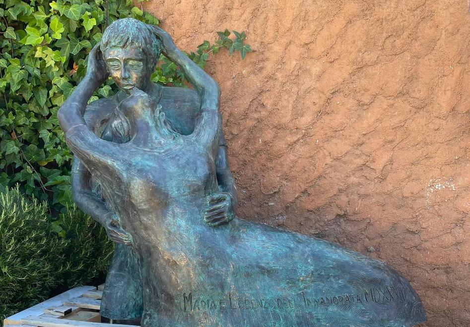 La statua in bronzo dedicata alla leggenda dell’Innamorata realizzata da Michelangelo Venturini