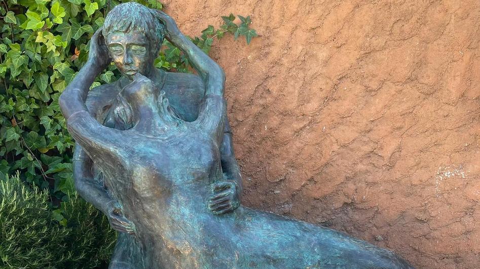 La statua in bronzo dedicata alla leggenda dell’Innamorata realizzata da Michelangelo Venturini