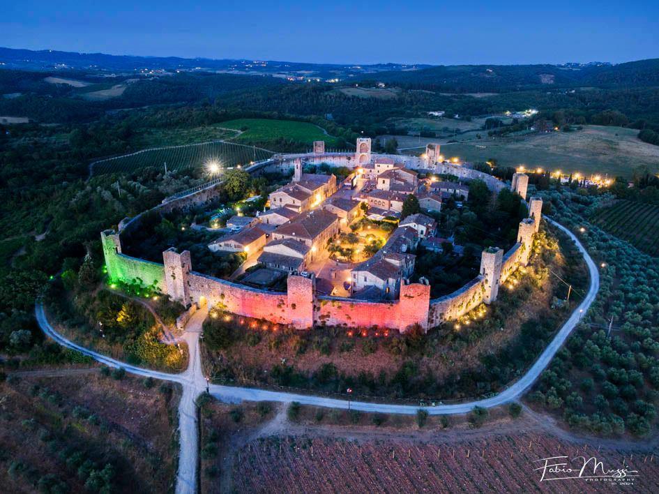 Il castello di Monteriggioni tricolore in omaggio alla Nazionale di calcio (foto Fabio Muzzi)