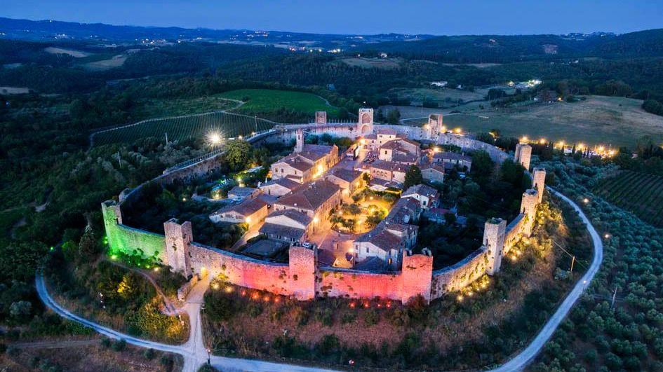 Il castello di Monteriggioni tricolore in omaggio alla Nazionale di calcio (foto Fabio Muzzi)