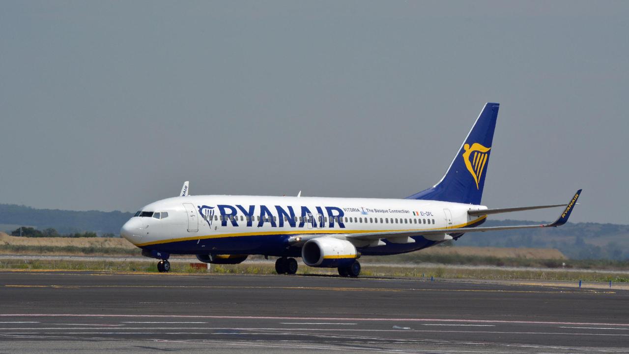 Sul volo per Cagliari rifiuta di indossare la mascherina e oltraggia la hostess: multata