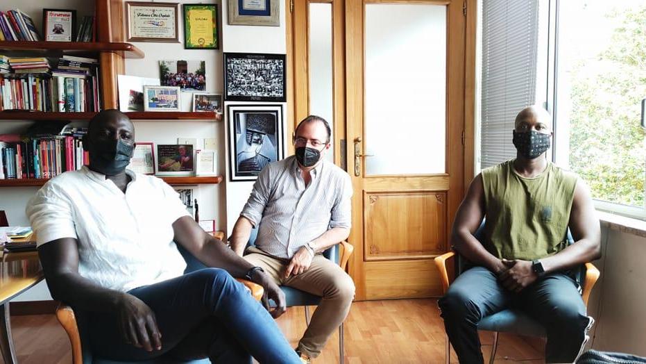 Da sinistra Mamadou Fall, il sindaco di Follonica Andrea Benini e Amdy Dieng Serigne