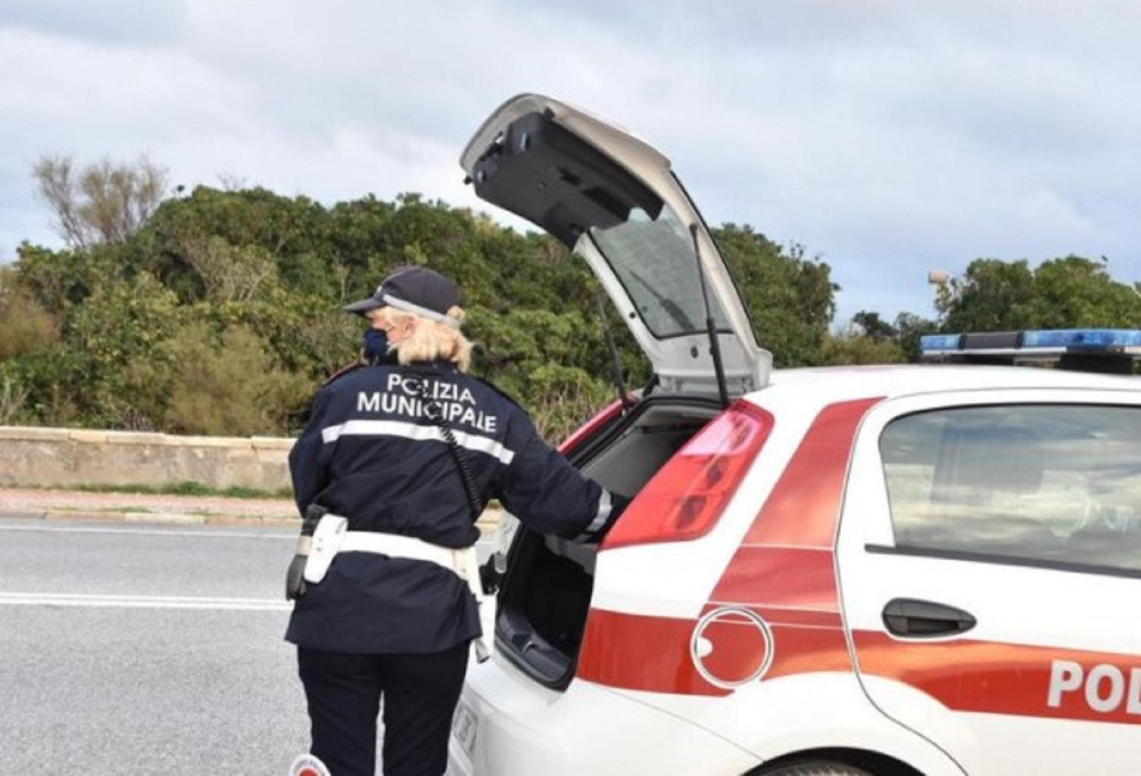 Una poliziotta locale (foto d'archivio)