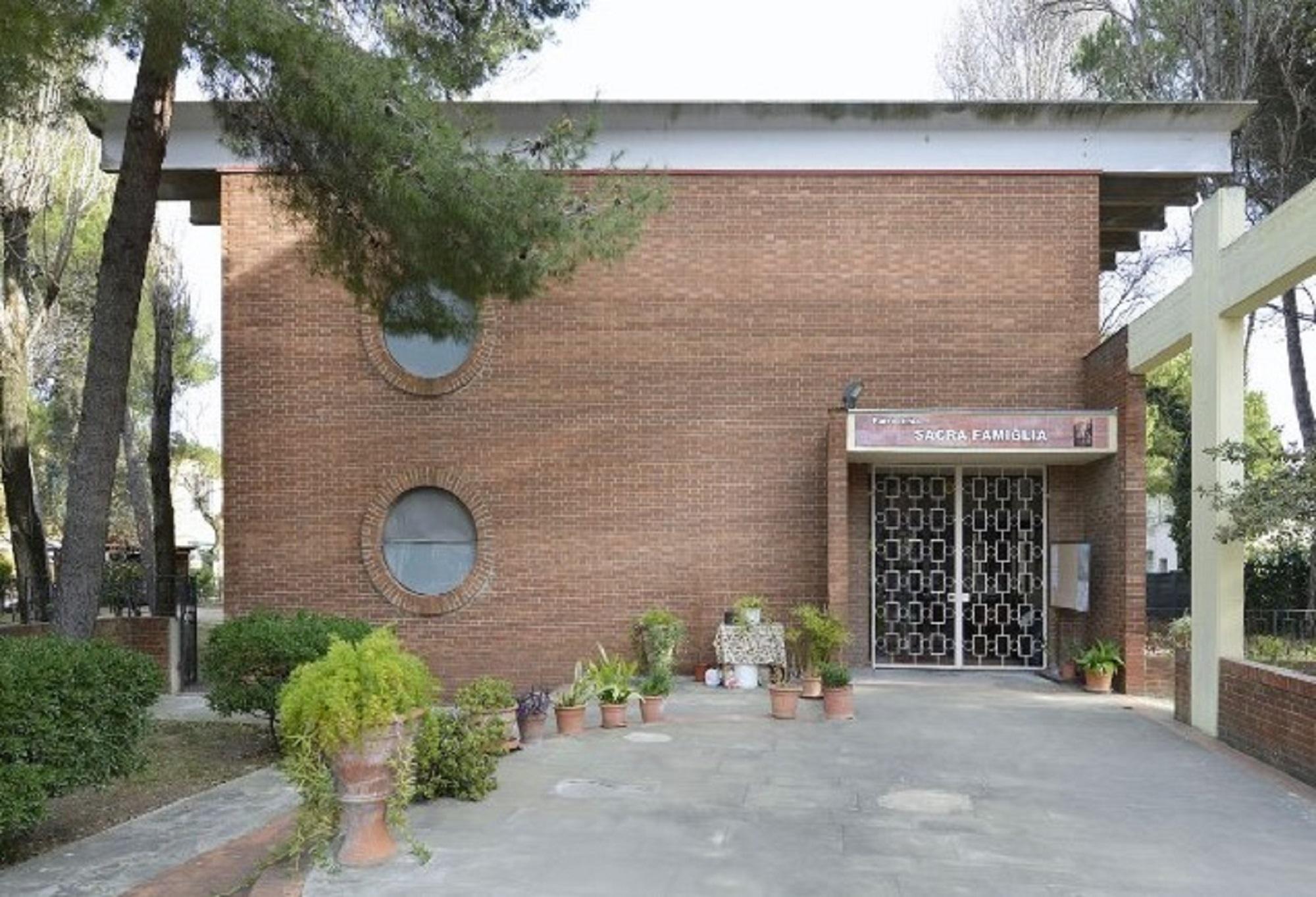 L'ingresso della parrocchia (foto d'archivio)