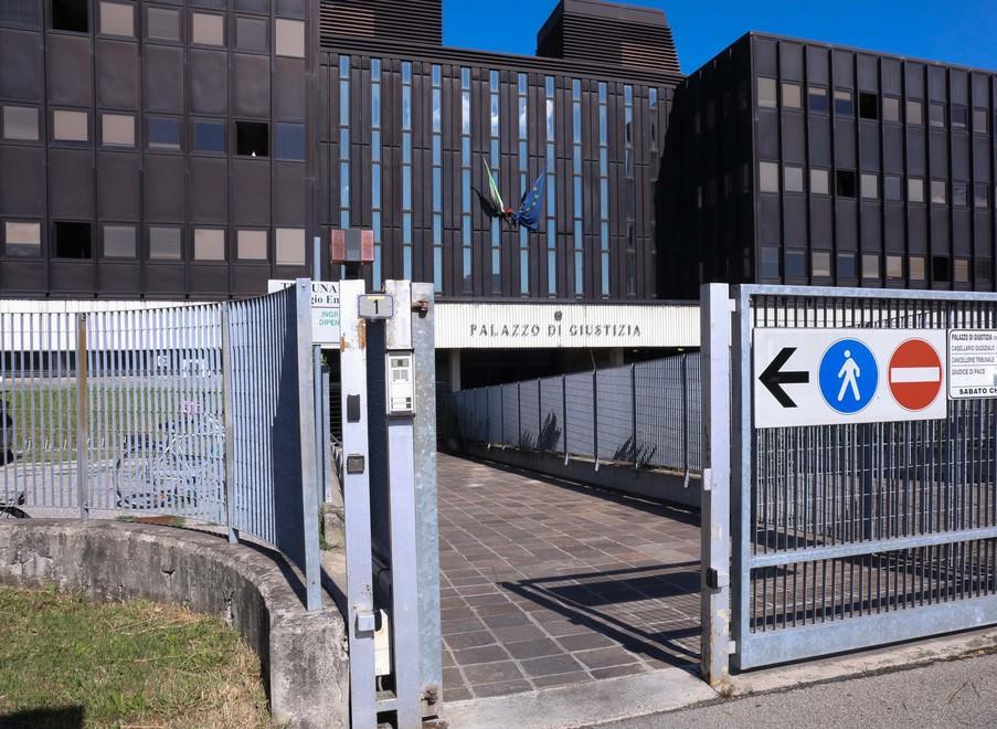 Lei gli mandava foto osé cade l’accusa di stalking 