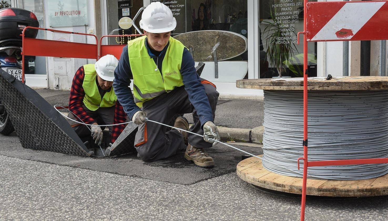 Operai al lavoro per la stesura della fibra ottica (Foto d'archivio)