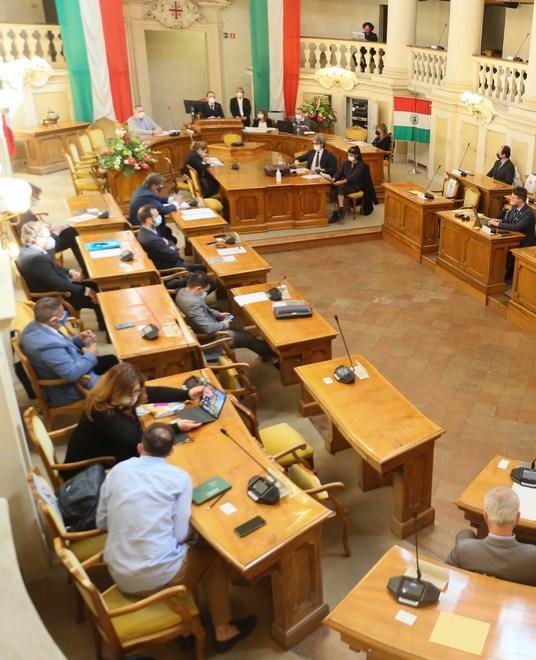 Il Pd e le consulte territoriali «In lista ci siano anche politici» 