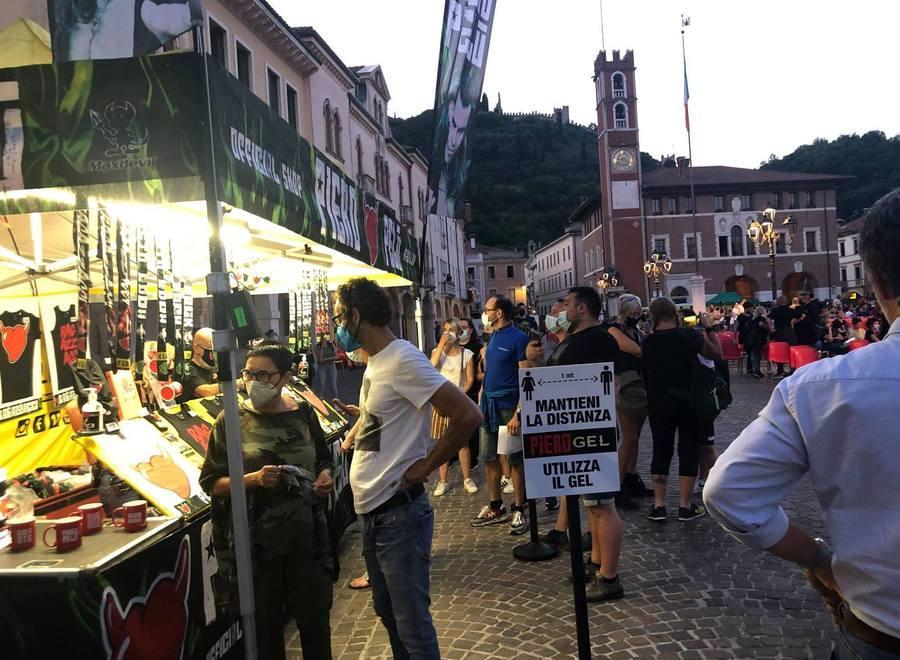 Sono ricominciati i concerti in piazza «ma bisogna restare seduti» 
