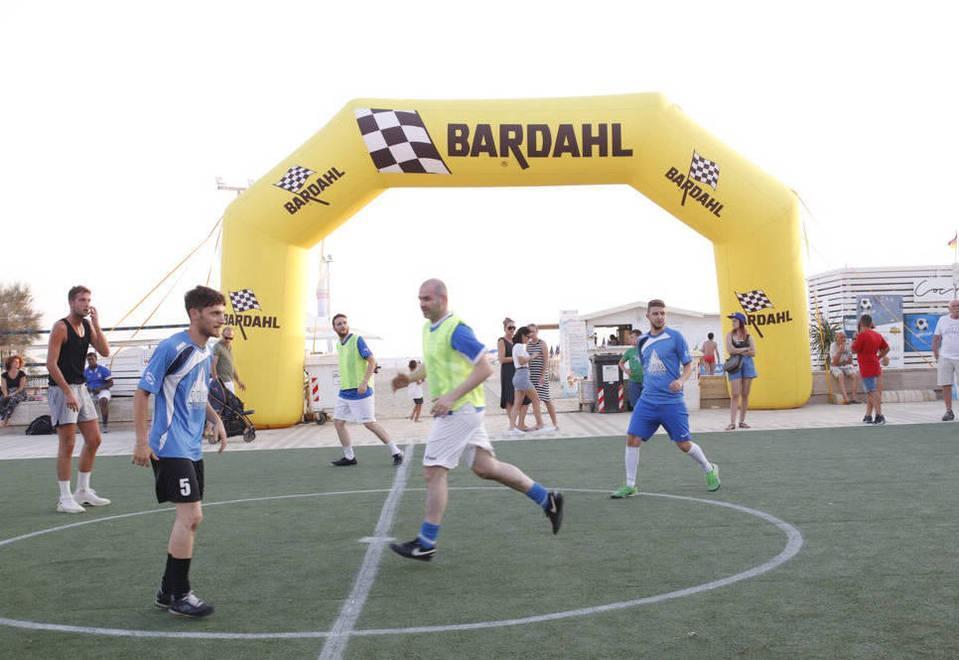 In Passeggiata per tre giorni la casa del calcio 