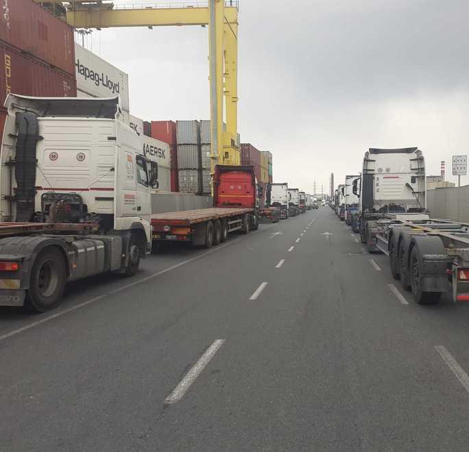 Tir in coda per ore ai terminal «Ora basta, pronti al blocco»