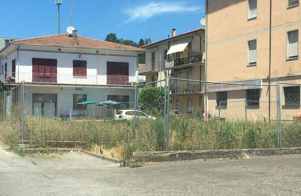 «Un parcheggio al posto della piazza nel degrado in via Primo Maggio»