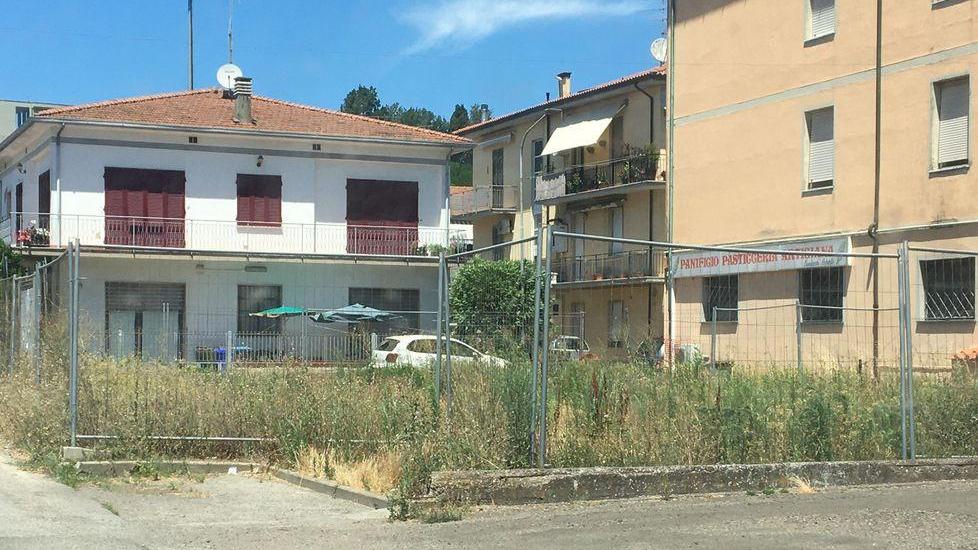 «Un parcheggio al posto della piazza nel degrado in via Primo Maggio»