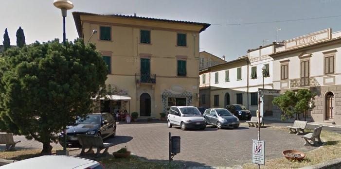 In 50 alla cena di gala tra fiori rosa e tovaglie nere