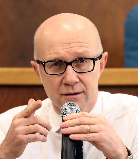 Parla col sindaco poi tenta il suicidio gettandosi in Arno 