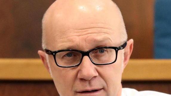 Parla col sindaco poi tenta il suicidio gettandosi in Arno