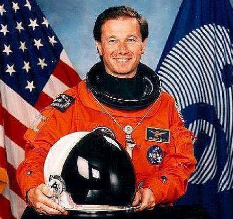 L’astronauta Maurizio Cheli: «Over 60, vaccinatevi»