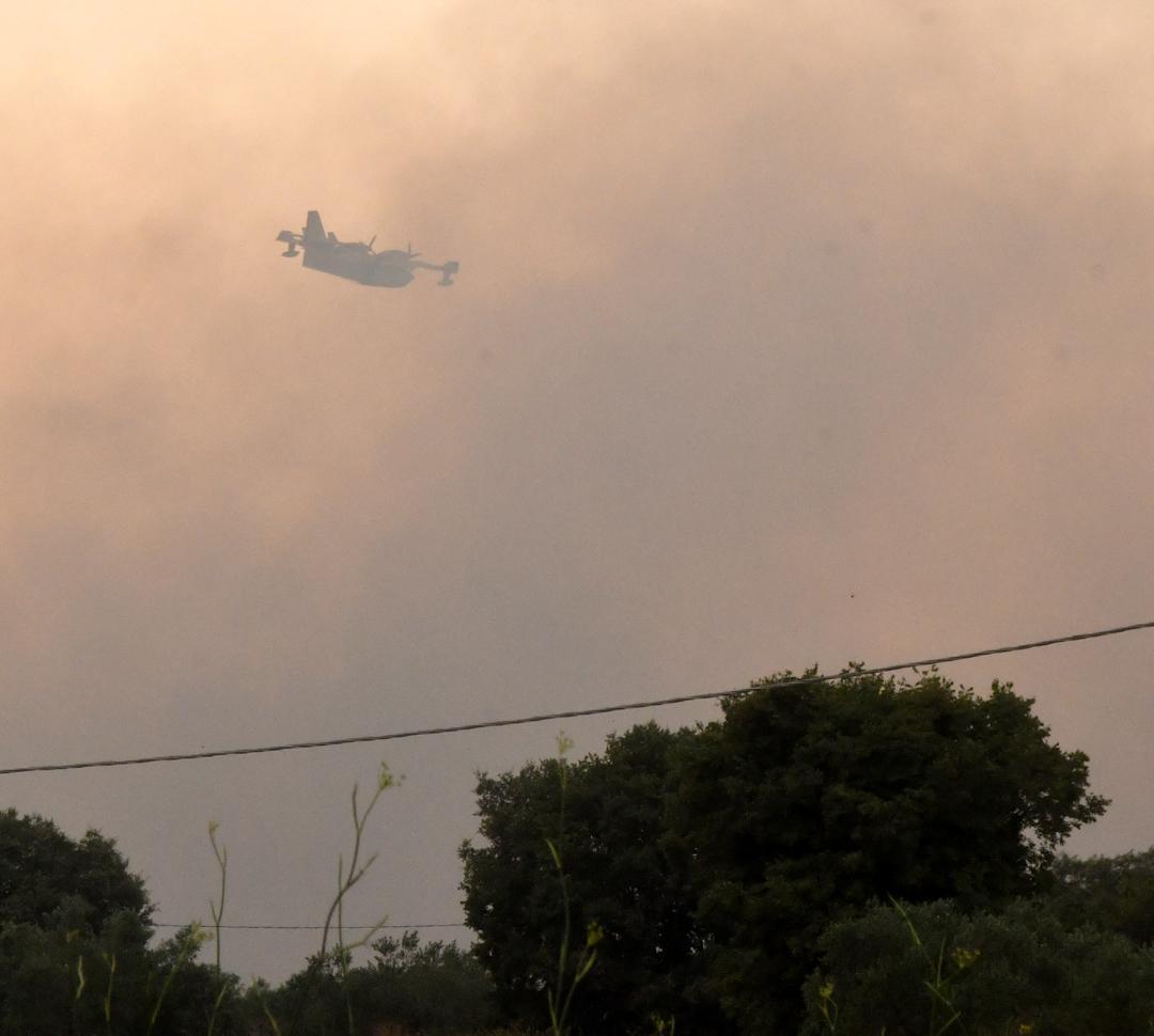 Il maestrale soffia e rianima le fiamme ancora in volo elicotteri e canadair 