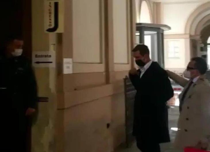 Cipollini mentre entra in una udienza con il suo avvocato (foto di archivio)