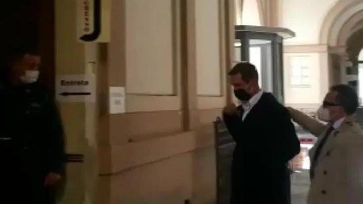 Cipollini mentre entra in una udienza con il suo avvocato (foto di archivio)