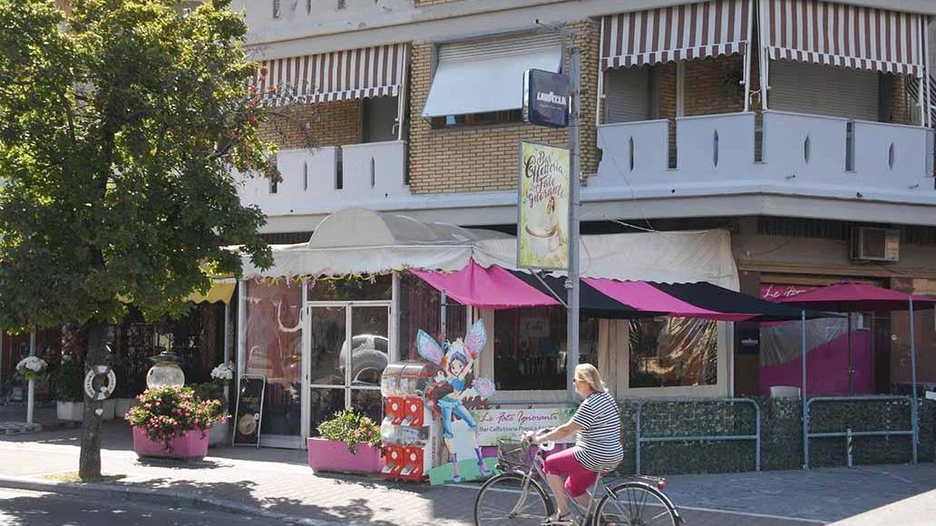 L’esterno del bar Le fate ignoranti
