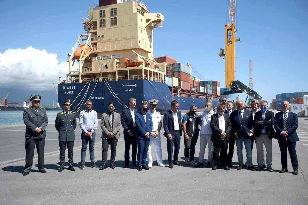 Foto di gruppo davanti alla nuova nave