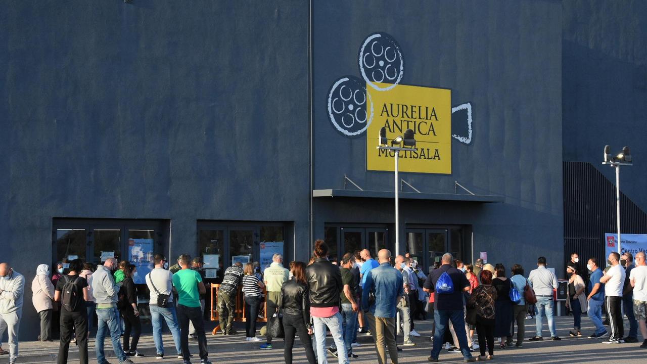 Persone in attesa di vaccinarsi all’Aurelia Antica