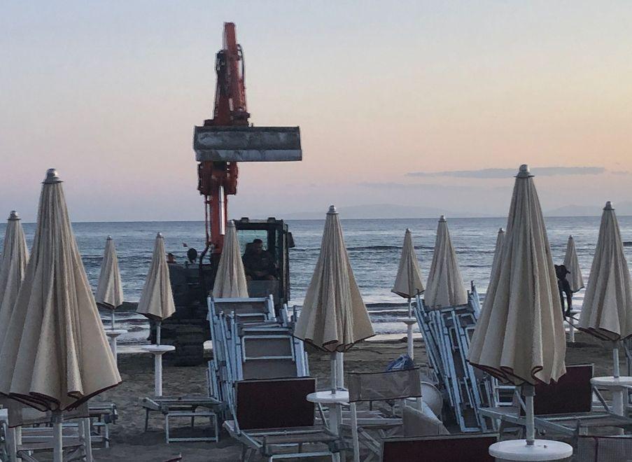 Lavori di notte per mettere a posto lo stabilimento in tempo record 