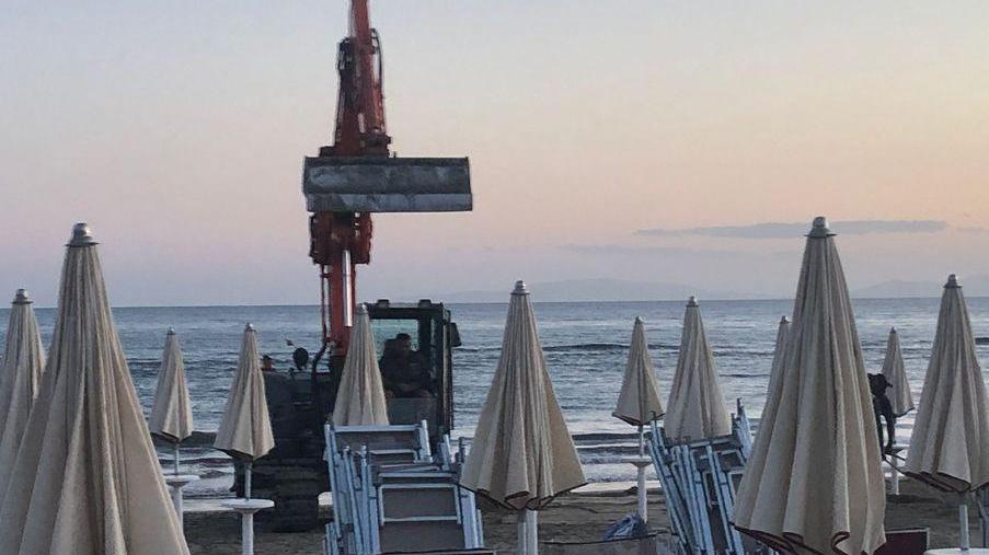 Lavori di notte per mettere a posto lo stabilimento in tempo record