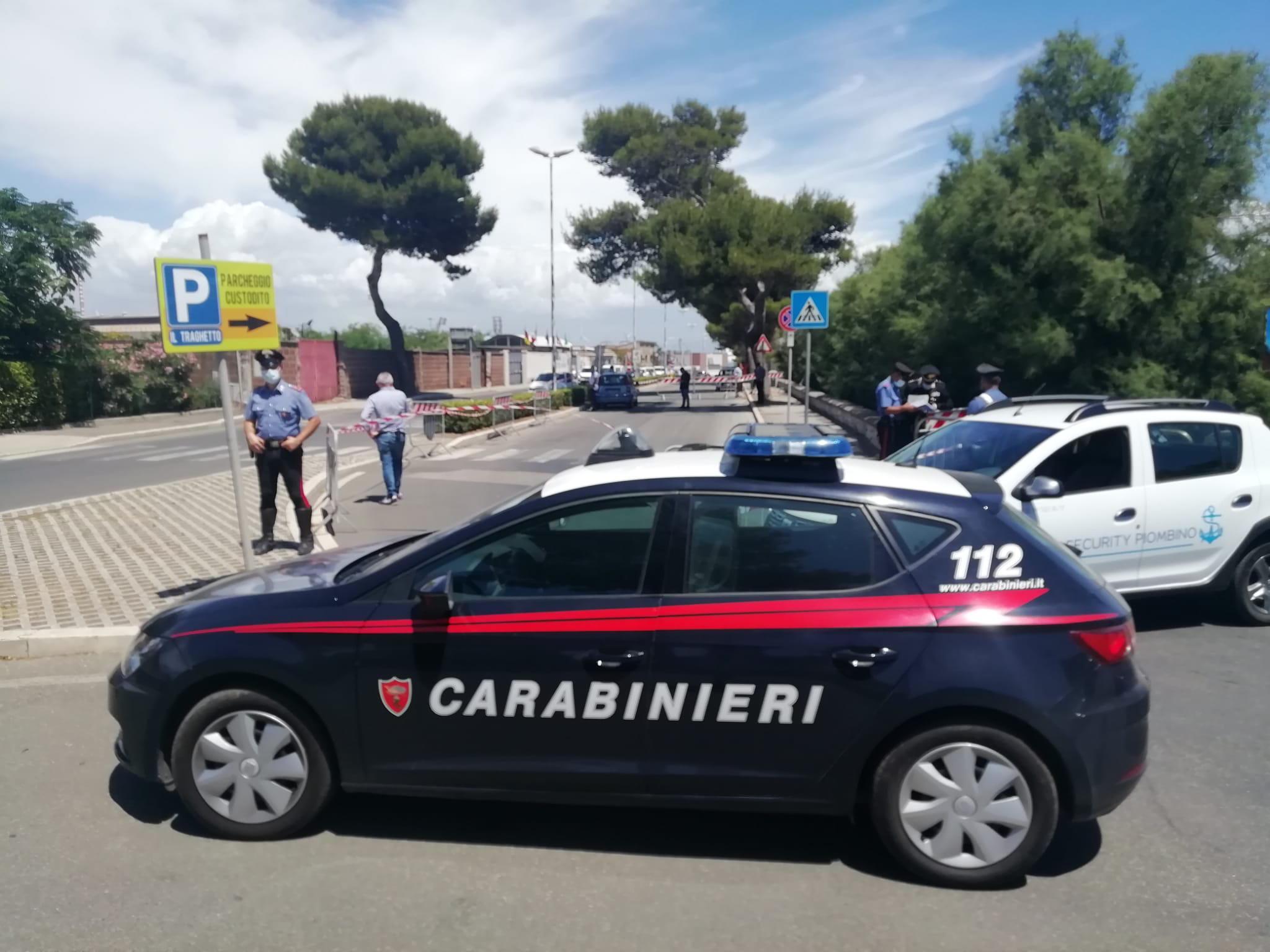 I carabinieri sul luogo del ritrovamento del cadavere (foto di Paolo Barlettani)