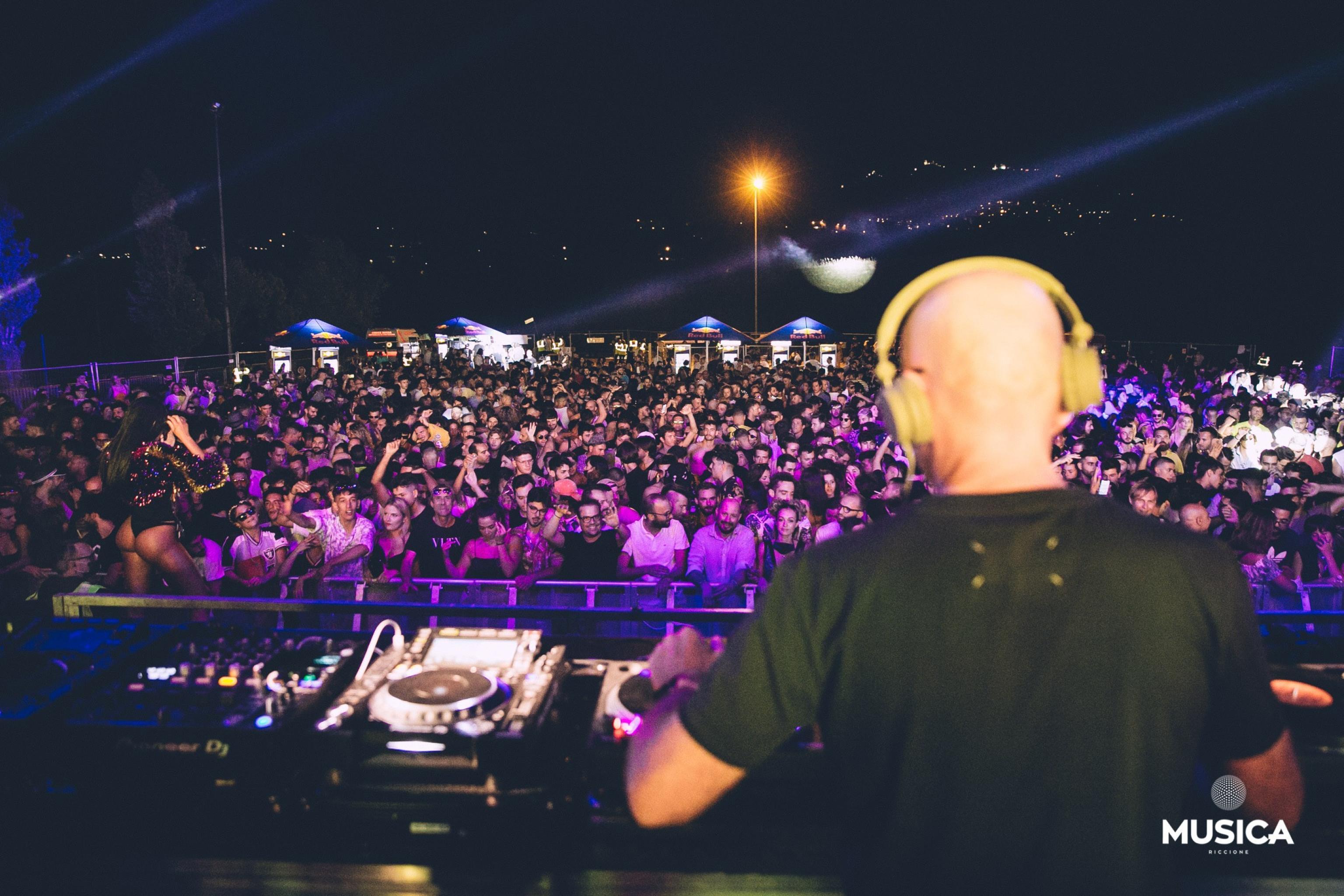 «Discoteche aperte a chi ha il green pass»