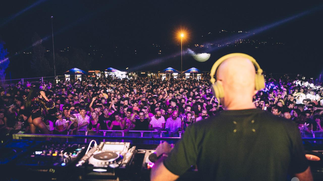 «Discoteche aperte a chi ha il green pass»