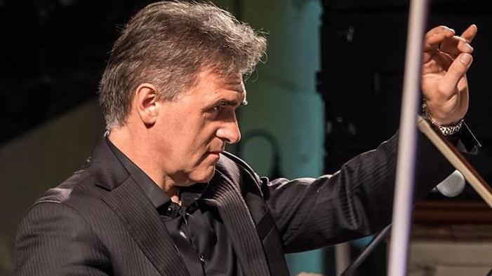 Stefano Giaroli dirige questa sera alla Linguella l’orchestra sinfonica delle Terre verdiane e il coro dell’Opera di Parma