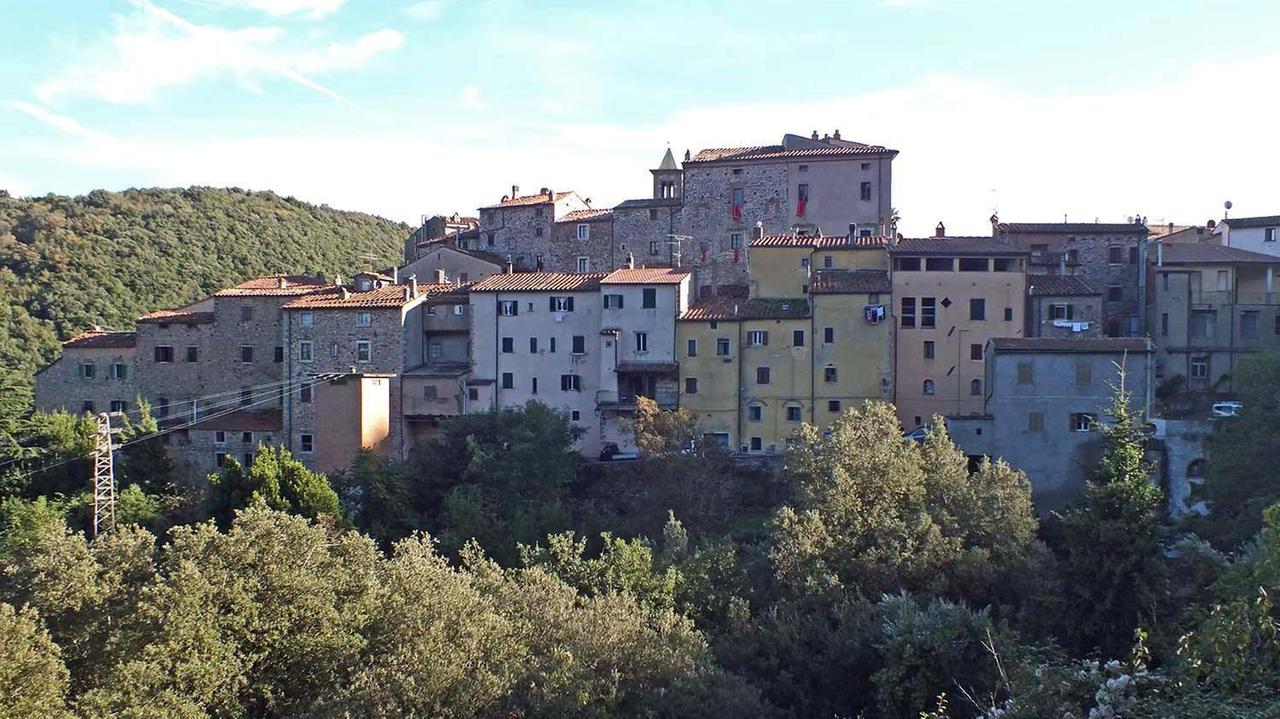 Sassetta, il paese no-vax. Il sindaco annulla gli eventi: «I vaccinati sono troppo pochi»