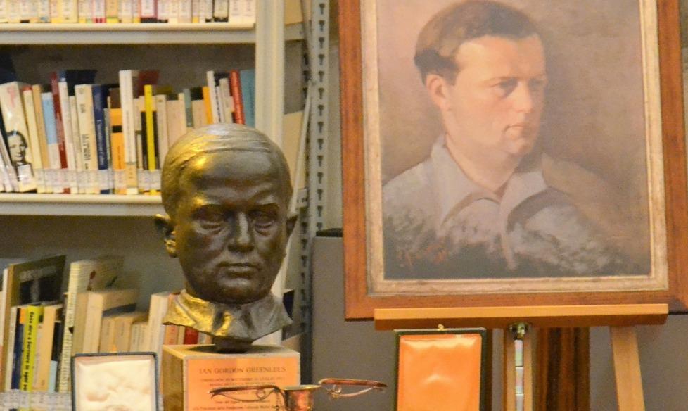 Arriva nella biblioteca dell’ex chiesa anglicana il busto di Ian Greenlees