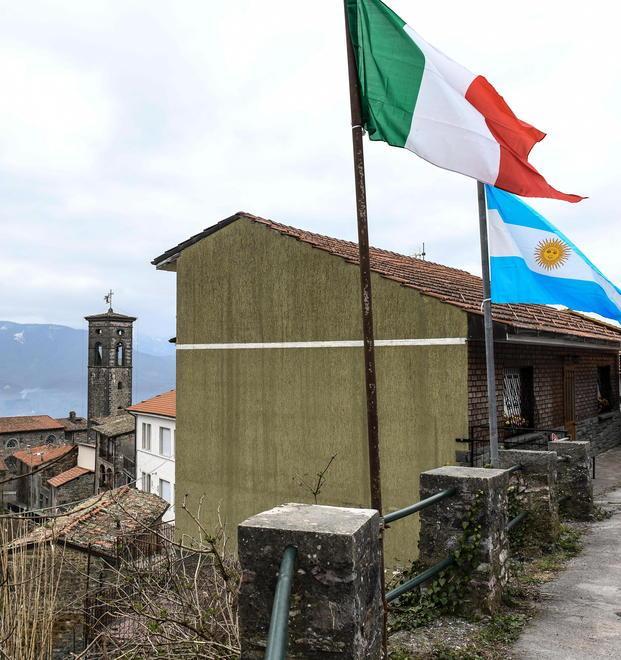 Una targa celebrativa per i cento anni dalla nascita di Piazzolla 