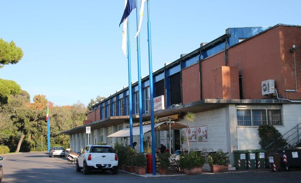 Positivi al Covid, il proprietario chiude il bar del Palazzetto