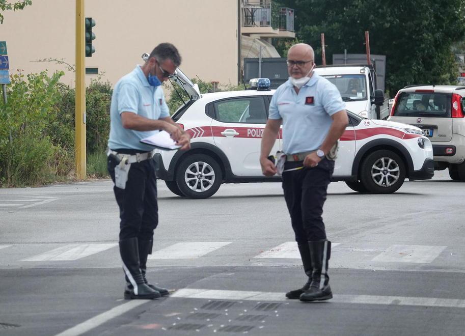 Con la bicicletta sotto un camion: gravissimo 