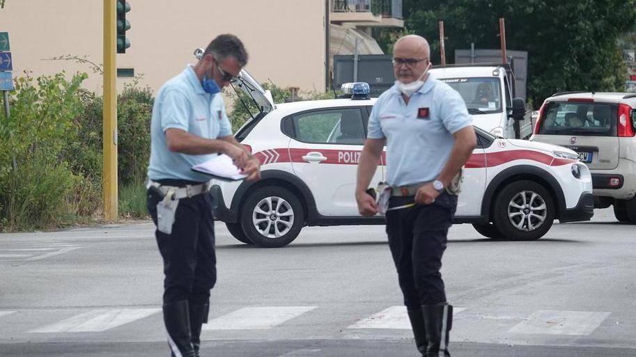 Con la bicicletta sotto un camion: gravissimo